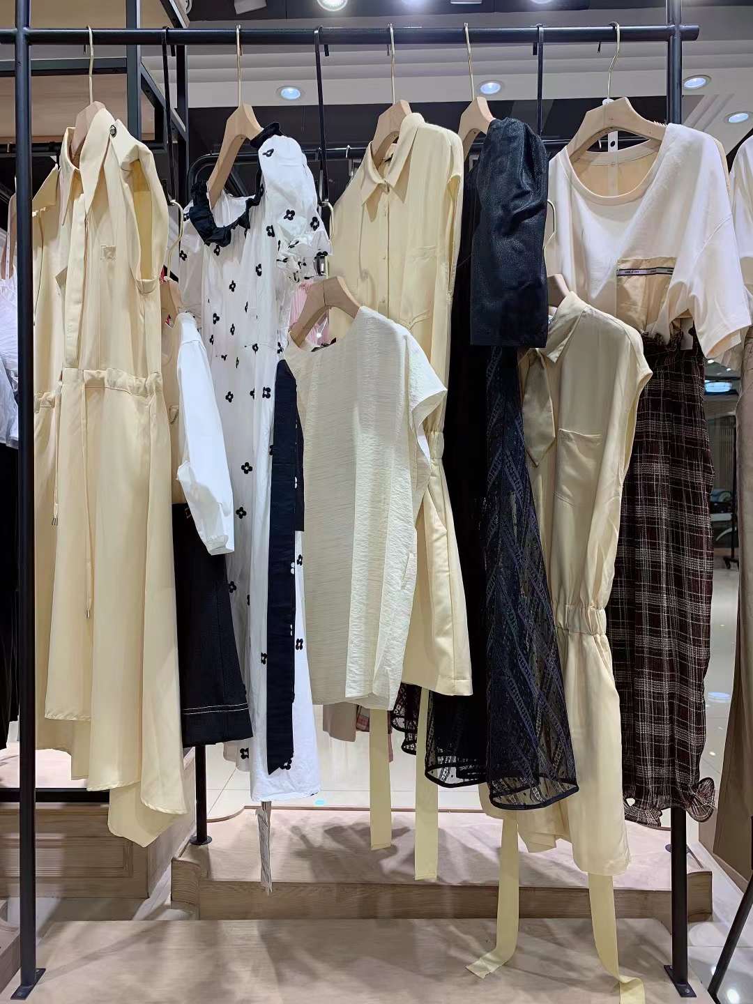 时尚简约品牌凯恩22夏专柜下架女装折扣尾货库存批发  女装尾货批发  女装库存尾货批发