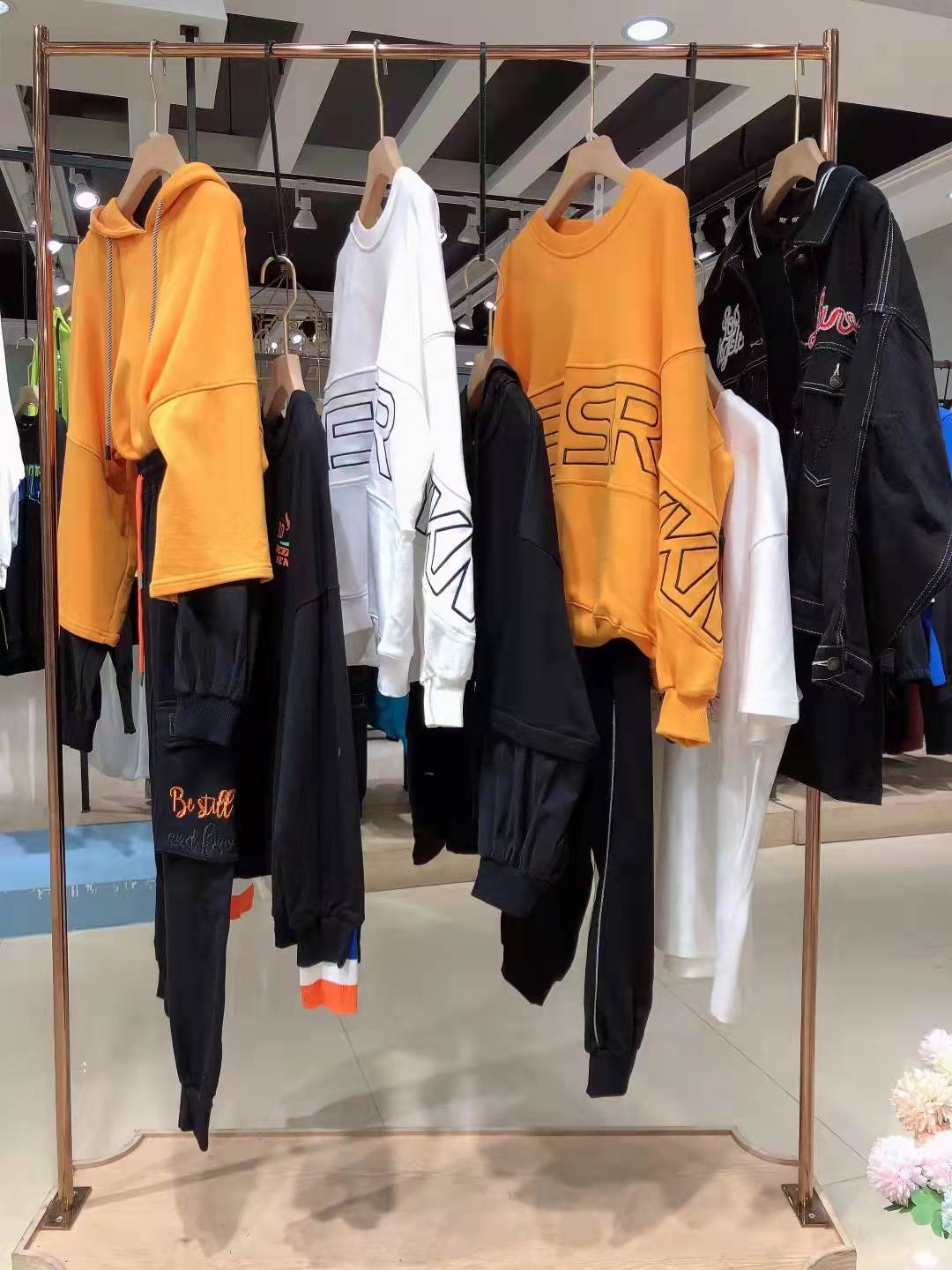 娅特仓.休闲潮牌系列2022品牌女装折扣库存走份批发  女装尾货批发  女装库存尾货批发
