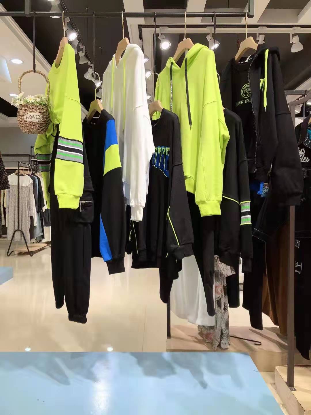 娅特仓.休闲潮牌系列2022品牌女装折扣库存走份批发  女装尾货批发  女装库存尾货批发