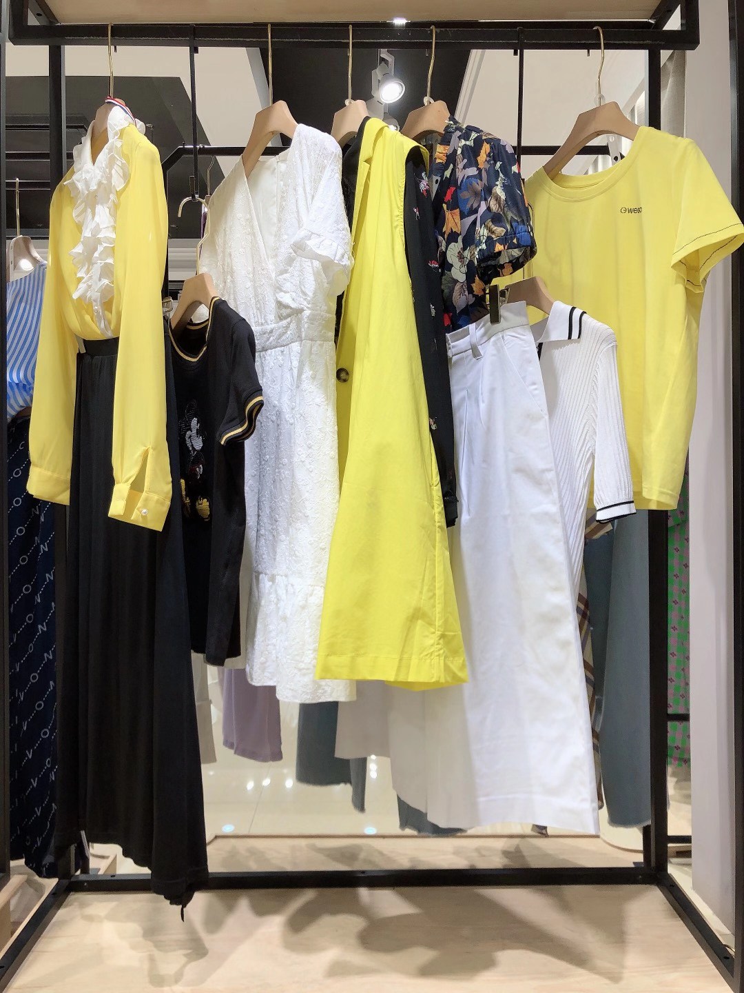 过季品牌歌锦2022夏精品女装折扣库存尾货市场  女装尾货批发  女装库存尾货批发