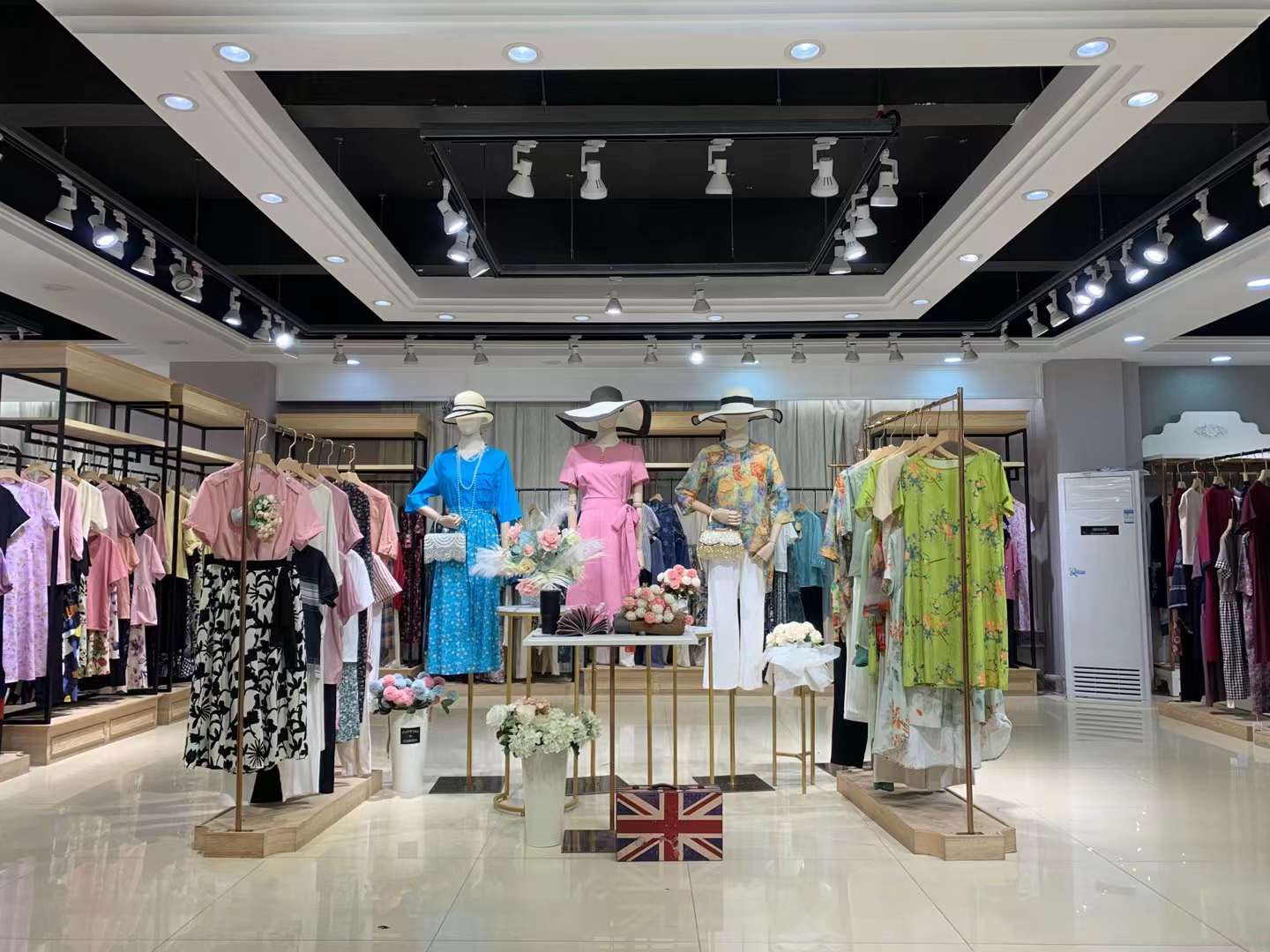 高端品牌素订2022夏品牌女装折扣实体进货货源供应商  女装尾货批发  女装库存尾货批发