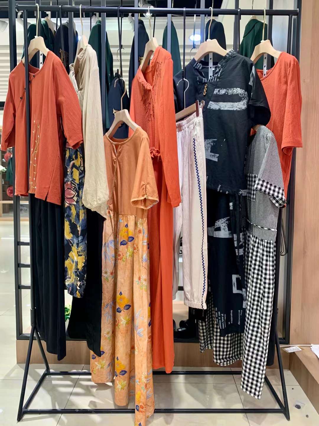 高端品牌素订2022夏品牌女装折扣实体进货货源供应商  女装尾货批发  女装库存尾货批发