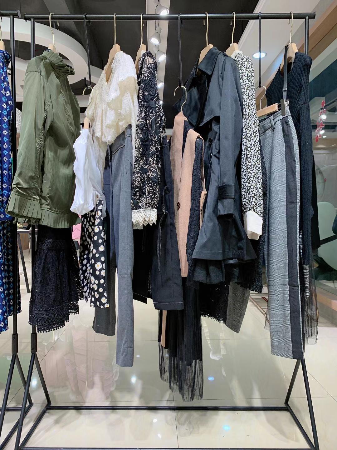 深圳南油轻奢高品2022女装折扣库存尾货批发市场  女装尾货批发  女装库存尾货批发