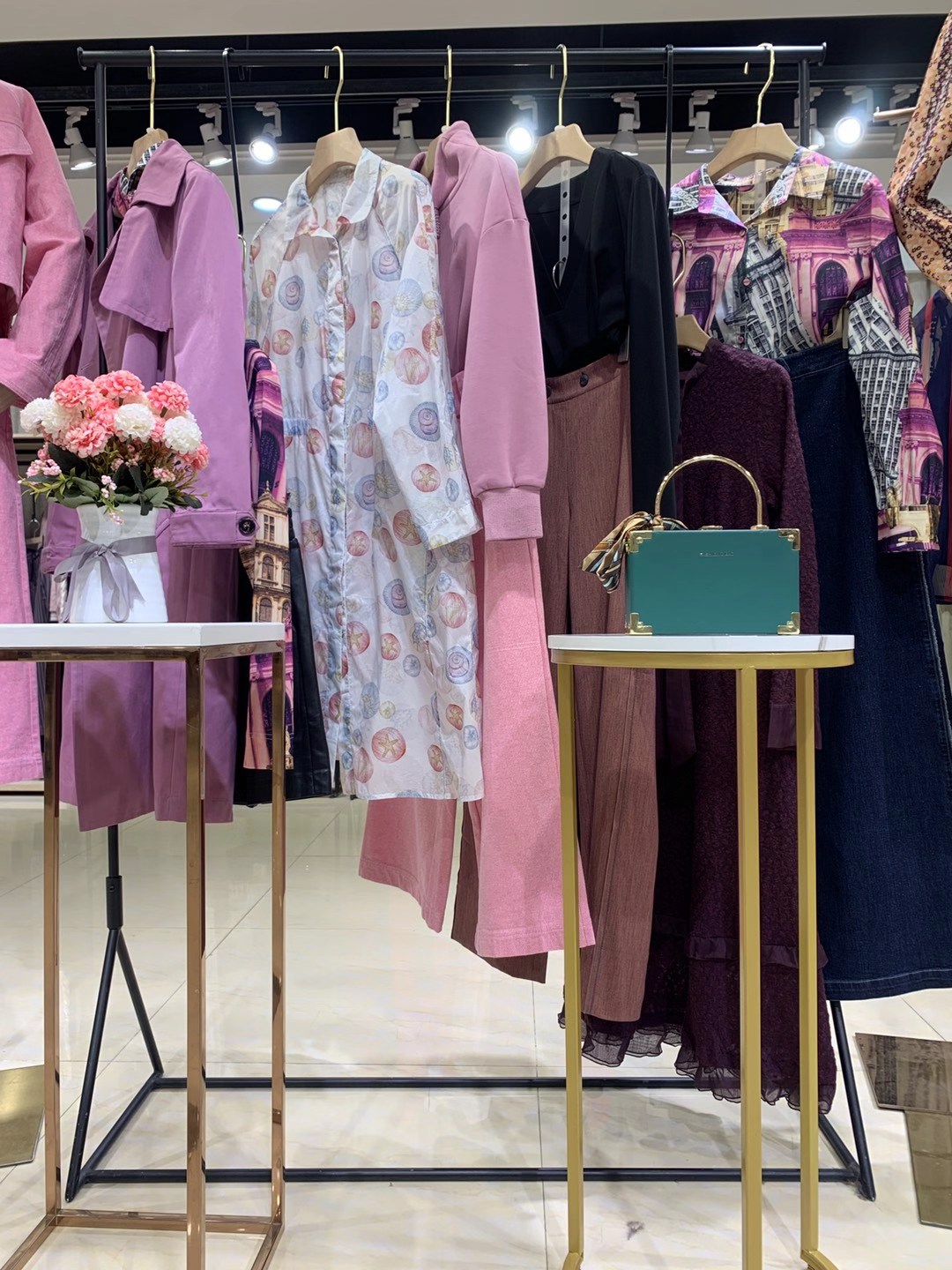 广州品牌嘉贝逸飞2022春品牌折扣女装尾货一手货源批发  女装折扣  女装尾货批发  女装库存尾货批发