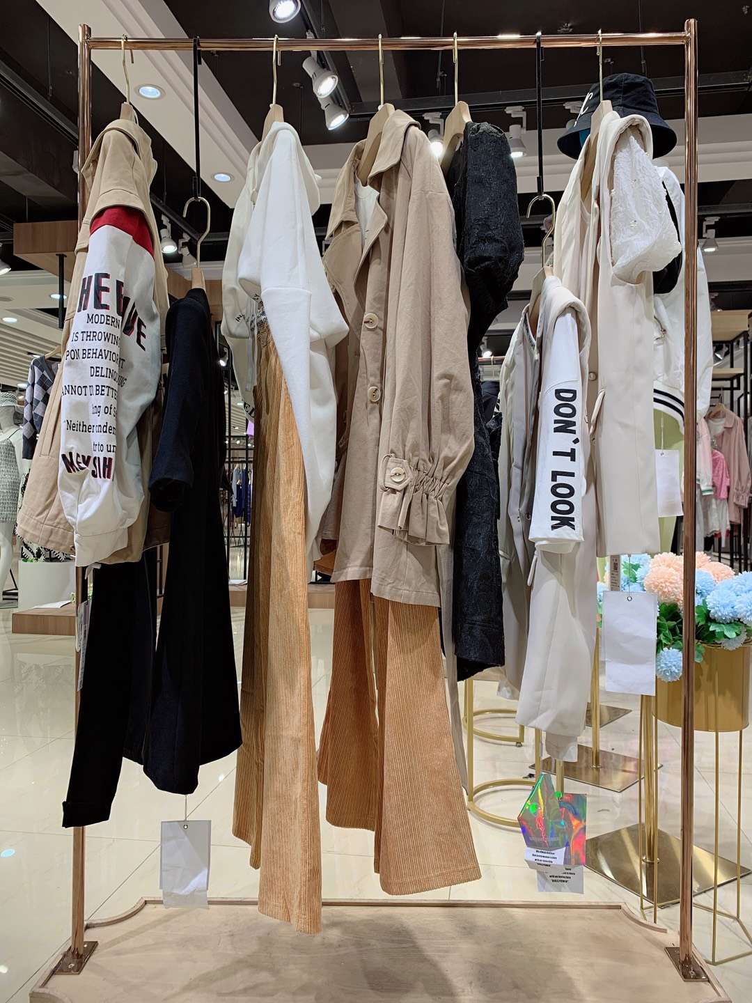 品牌女孩权力 2022专柜下架女装尾货库存批发市场  女装折扣  女装尾货批发  女装库存尾货批发