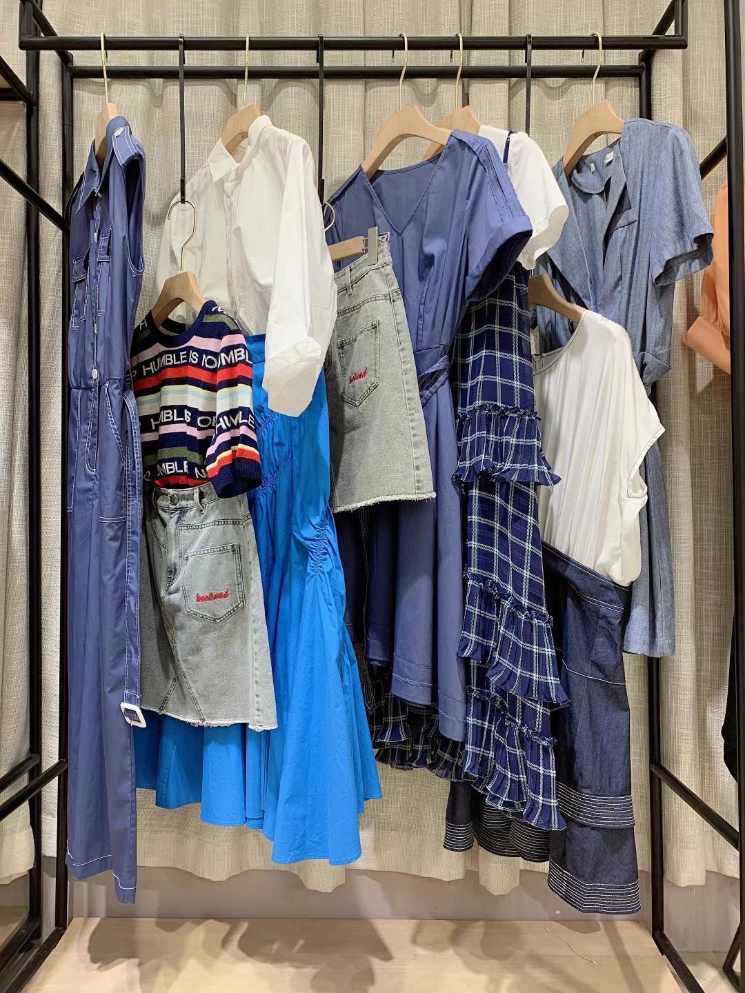 品牌三彩2022春品牌折扣女装尾货库存批发供应商  女装折扣  女装尾货批发  女装库存尾货批发