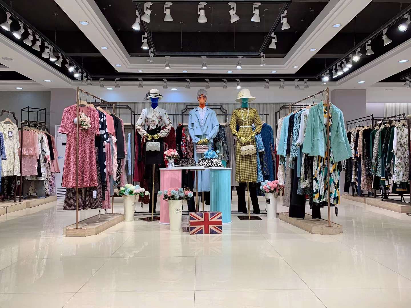 时尚品牌女装慕托丽2022大码女装折扣尾货库存批发  女装尾货批发  女装库存尾货批发