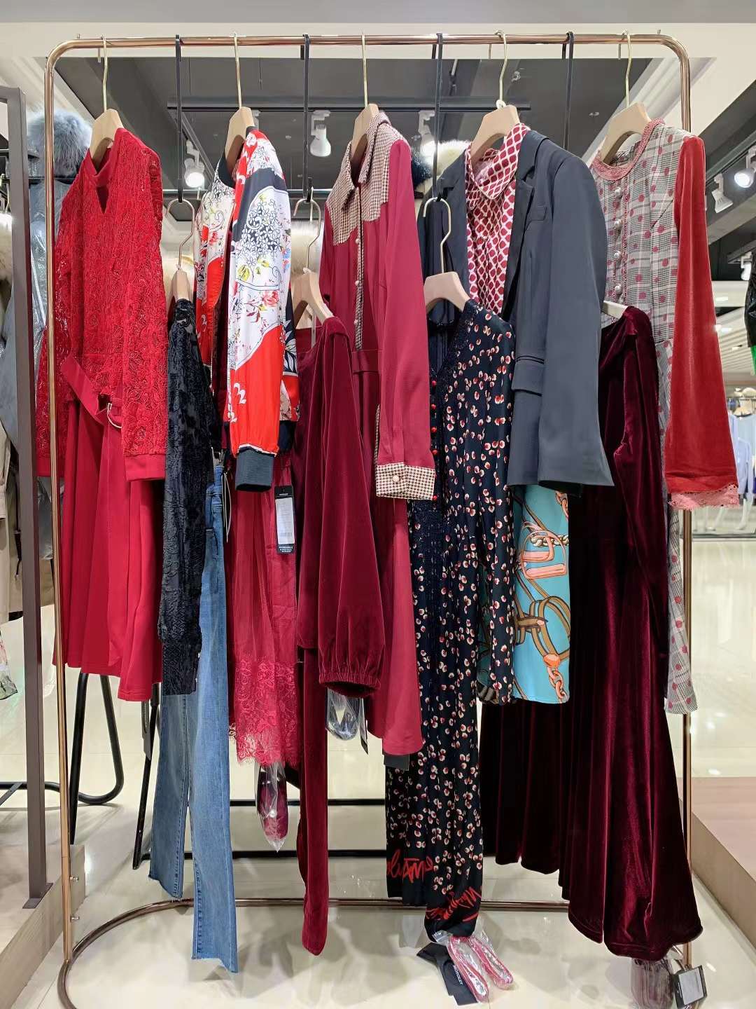时尚品牌女装慕托丽2022大码女装折扣尾货库存批发  女装尾货批发  女装库存尾货批发