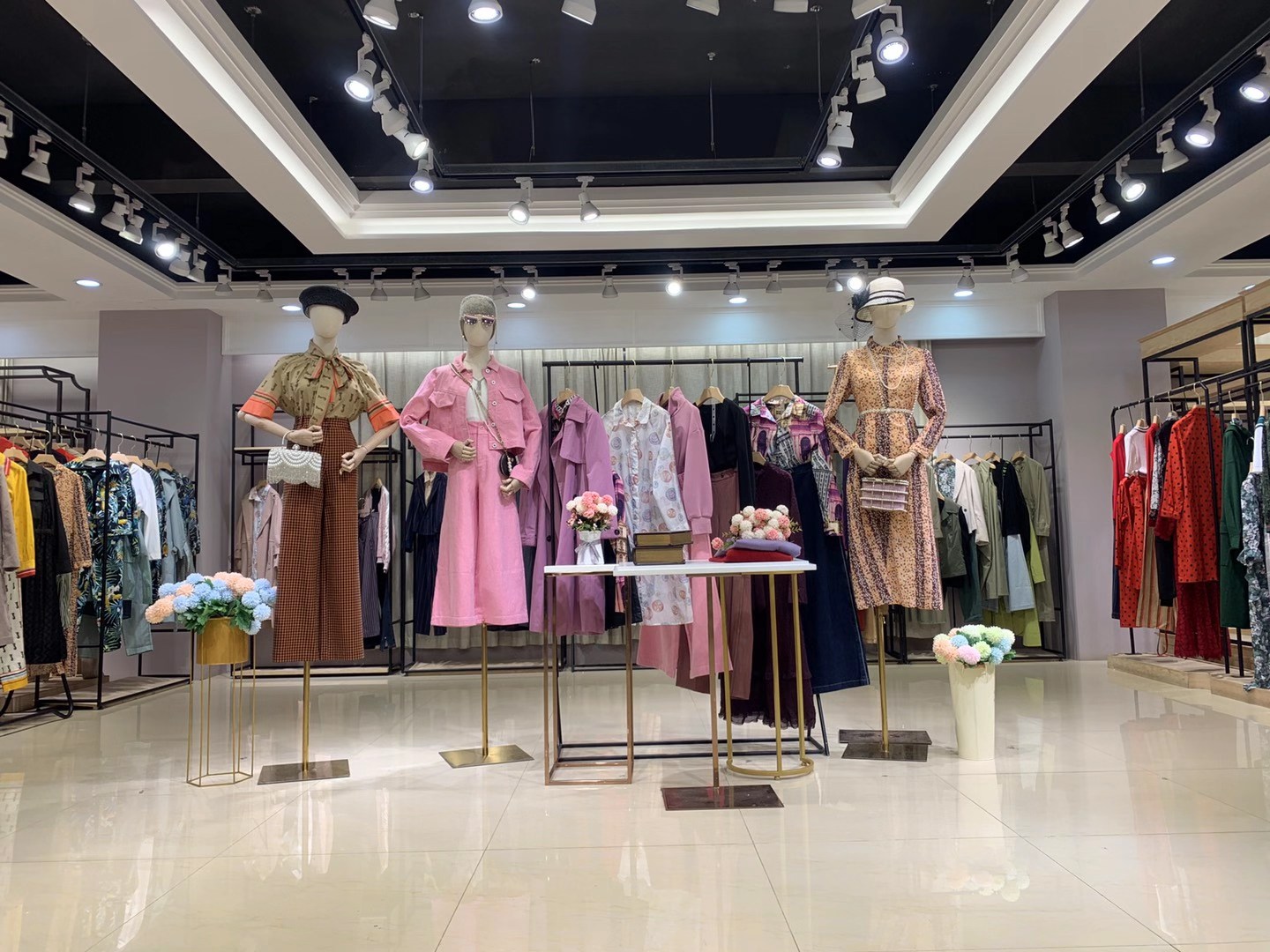 嘉贝逸飞2022精品折扣女装尾货一手货源批发 服装尾货  女装折扣  女装尾货批发  女装一手货源