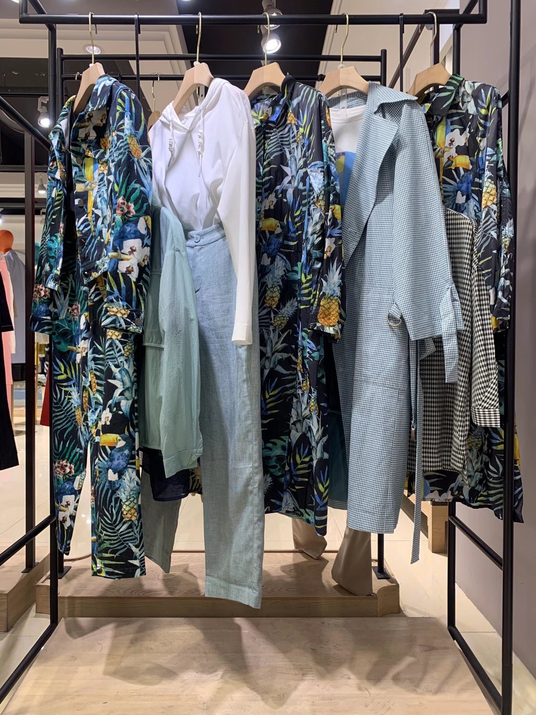 嘉贝逸飞2022精品折扣女装尾货一手货源批发 服装尾货  女装折扣  女装尾货批发  女装一手货源