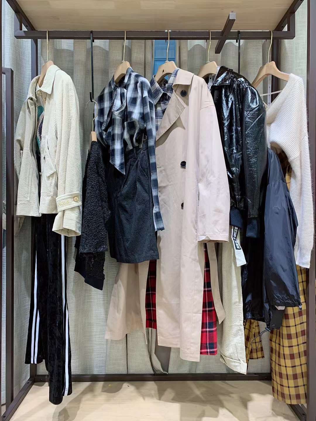 意大利品牌琲妮2022精品品牌折扣女装货源批发供应商  女装折扣  女装尾货批发  女装库存尾货批发