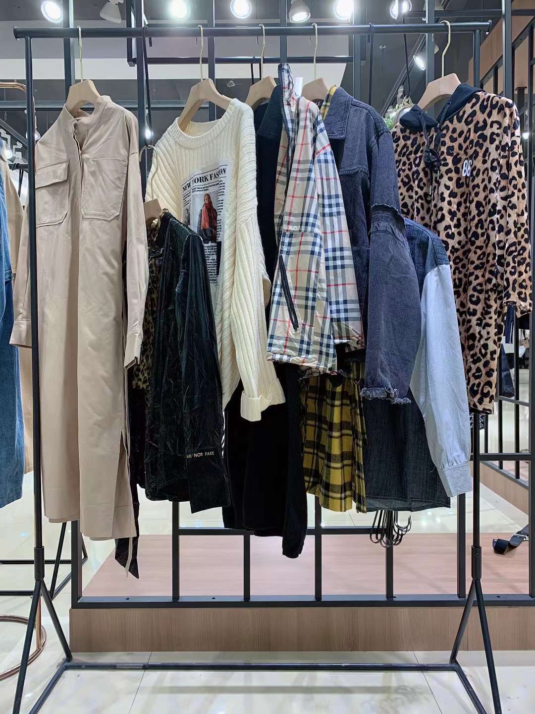 意大利品牌琲妮2022精品品牌折扣女装货源批发供应商  女装折扣  女装尾货批发  女装库存尾货批发