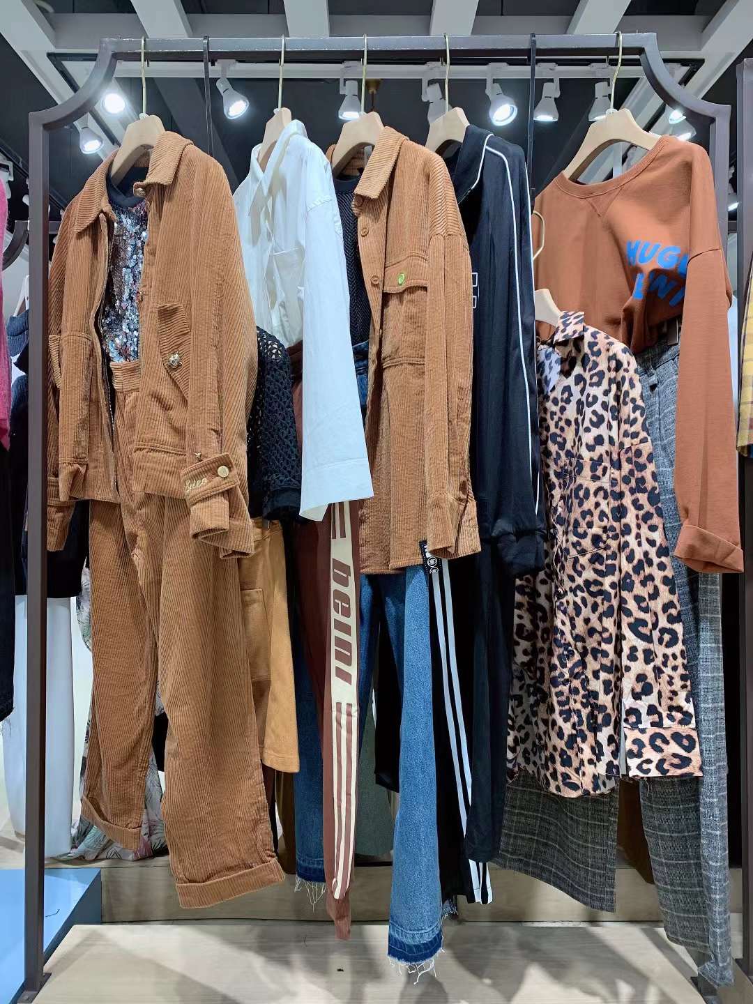 意大利品牌琲妮2022精品品牌折扣女装货源批发供应商  女装折扣  女装尾货批发  女装库存尾货批发