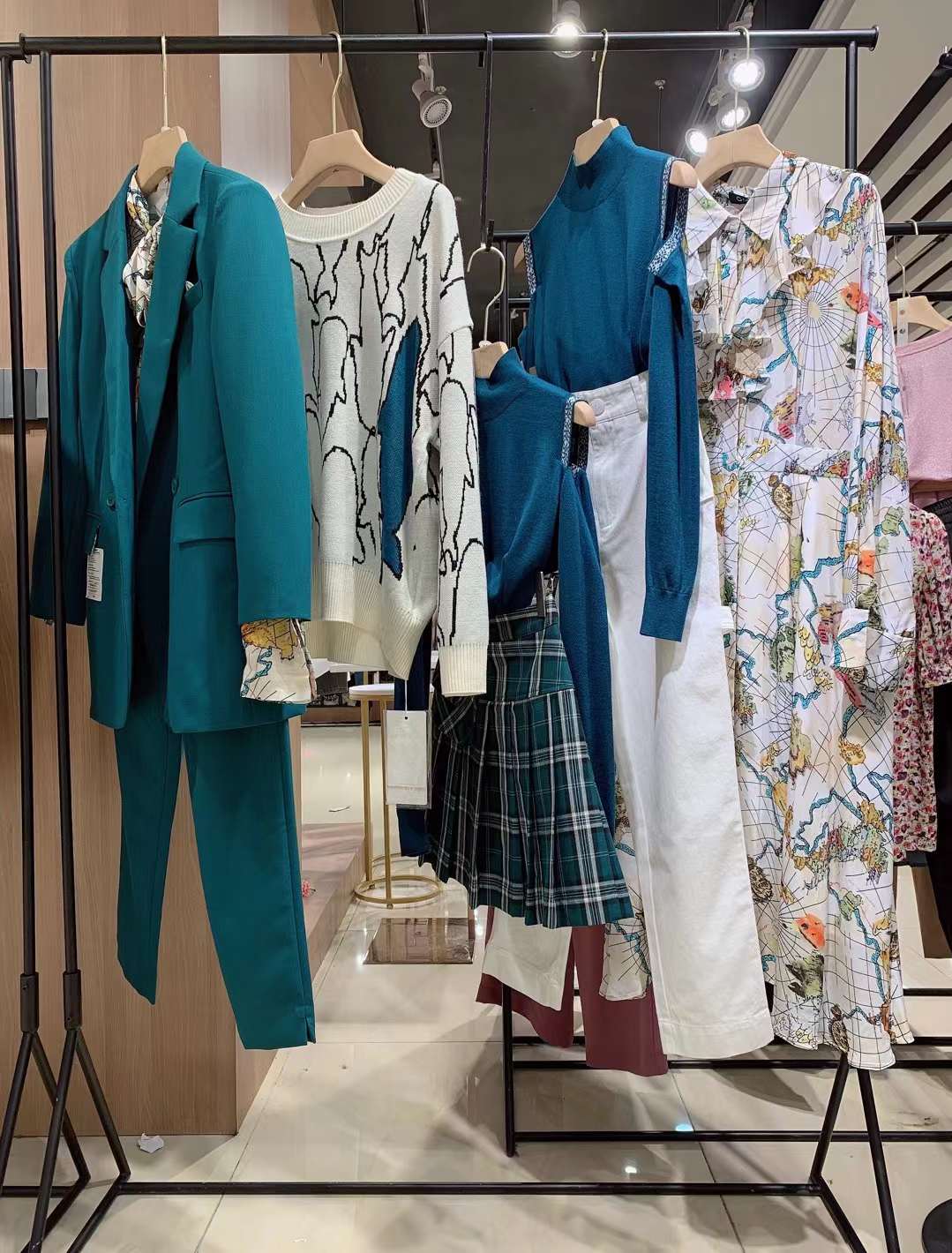 上海高端品牌纪优希2022秋冬品牌女装折扣尾货货源批发  女装尾货批发  女装库存尾货批发