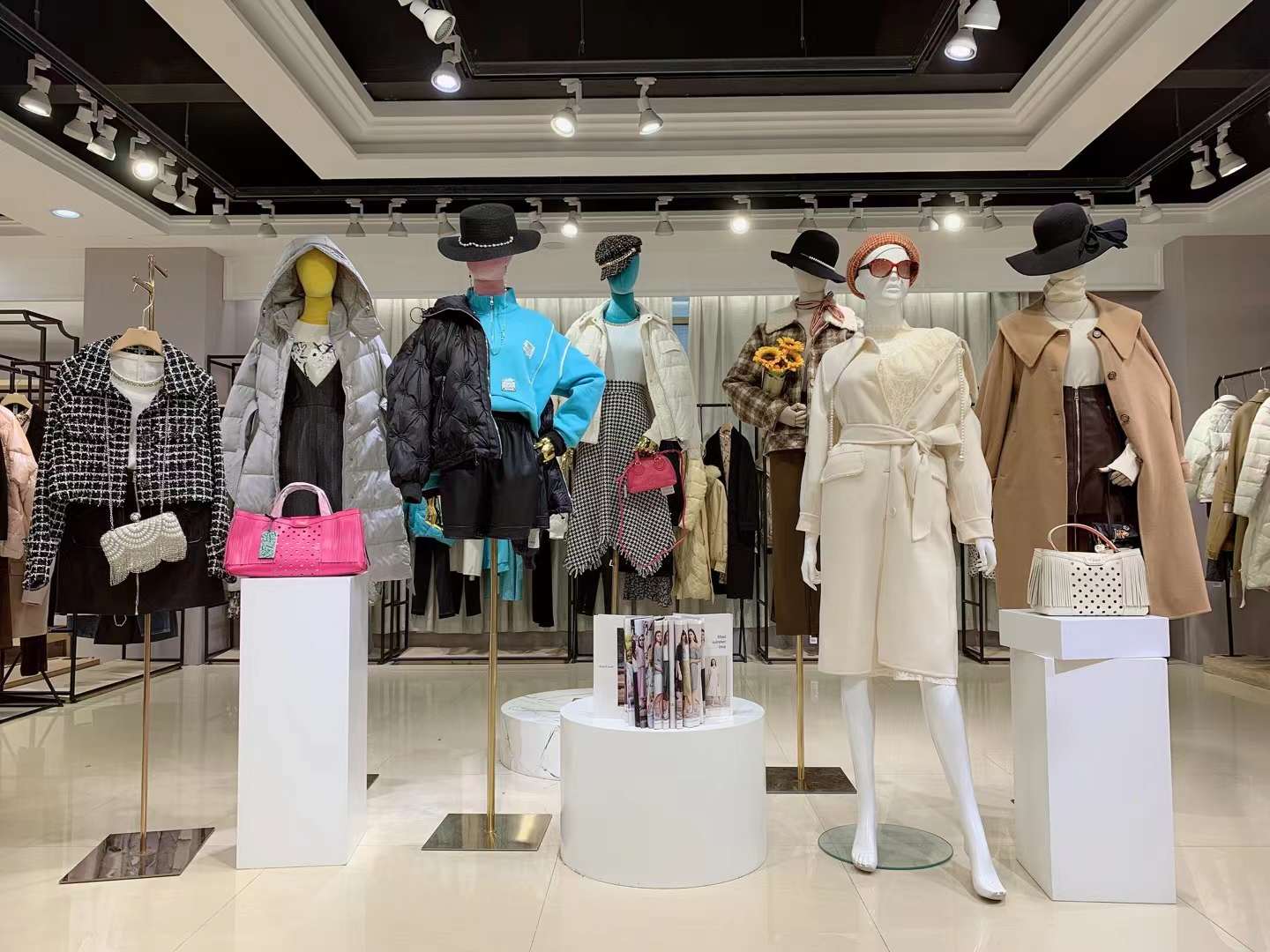 深圳原创品牌依薰2022秋冬女装折扣尾货货源走份批发  女装尾货批发  女装库存尾货批发