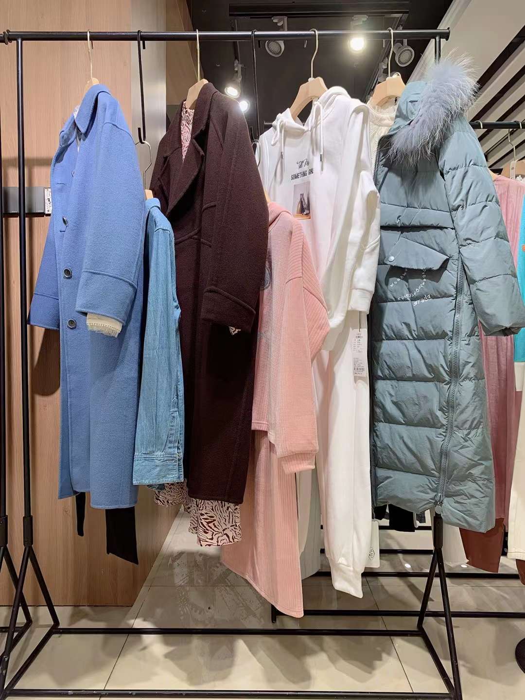 深圳原创品牌依薰2022秋冬女装折扣尾货货源走份批发  女装尾货批发  女装库存尾货批发