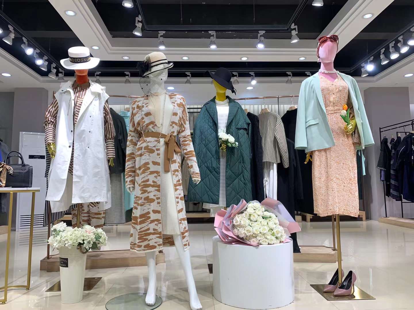 上海品牌言牌2022秋冬品牌女装折扣库存尾货批发市场  女装尾货批发  女装库存尾货批发