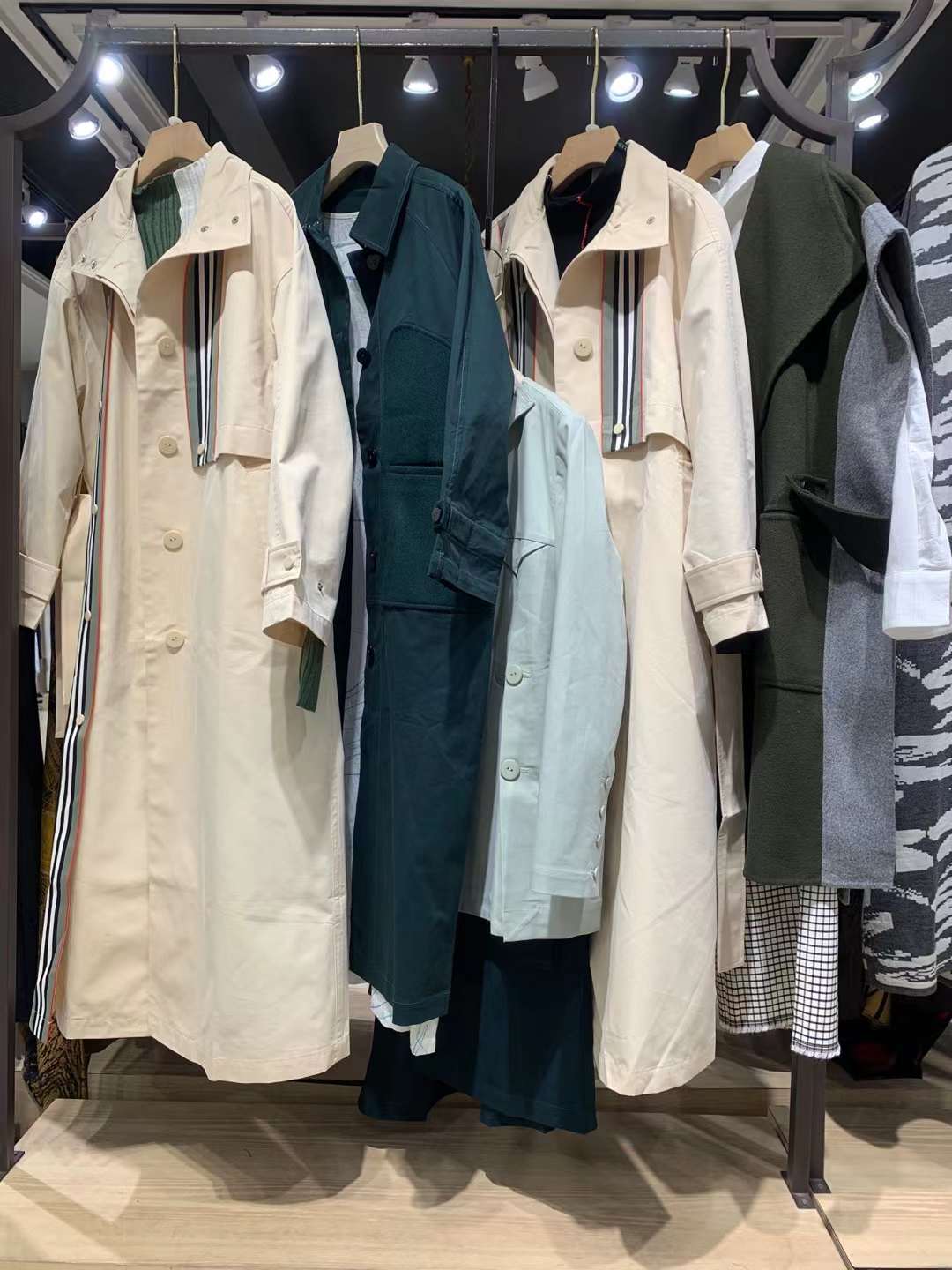 上海品牌言牌2022秋冬品牌女装折扣库存尾货批发市场  女装尾货批发  女装库存尾货批发