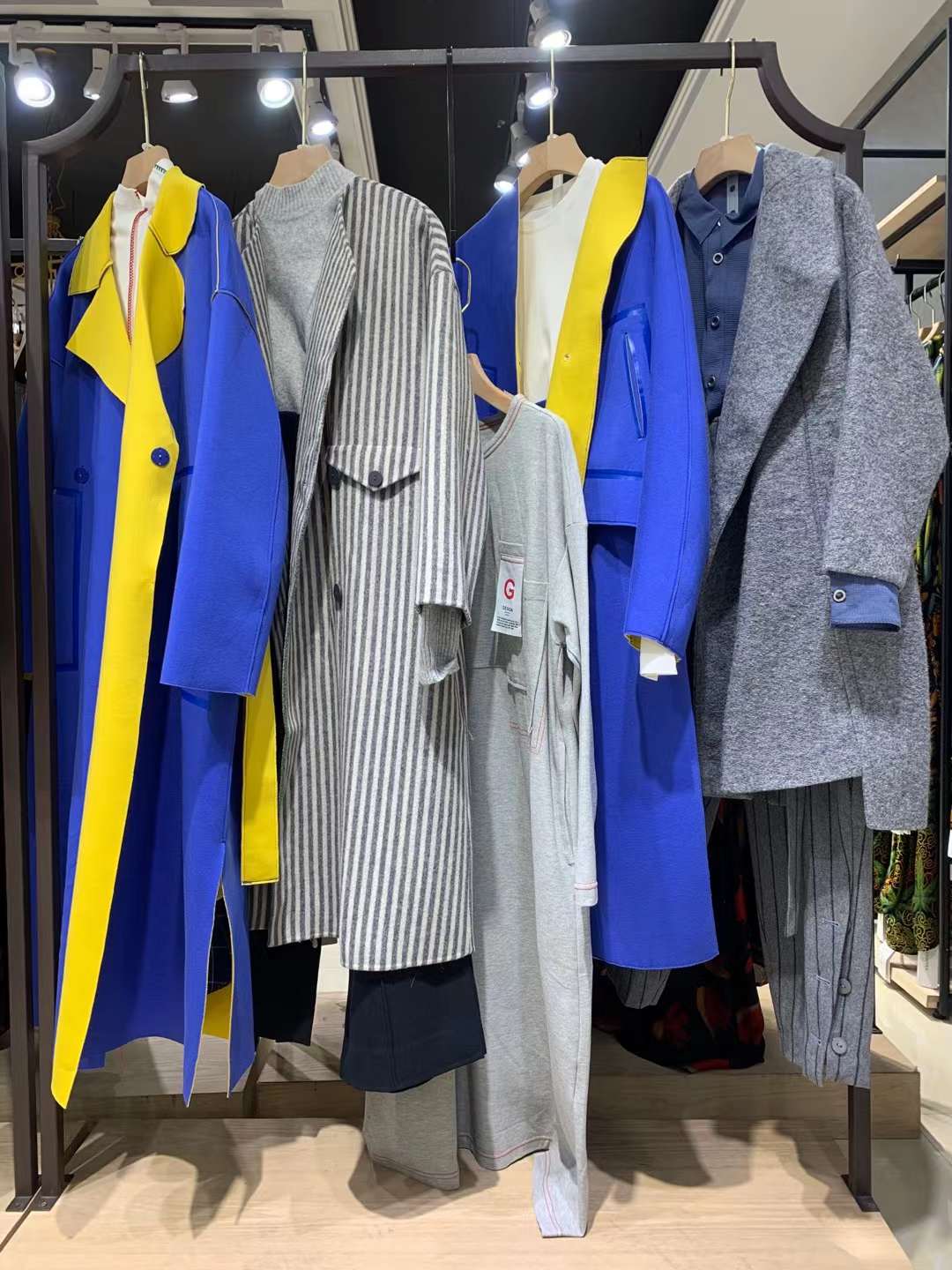 上海品牌言牌2022秋冬品牌女装折扣库存尾货批发市场  女装尾货批发  女装库存尾货批发