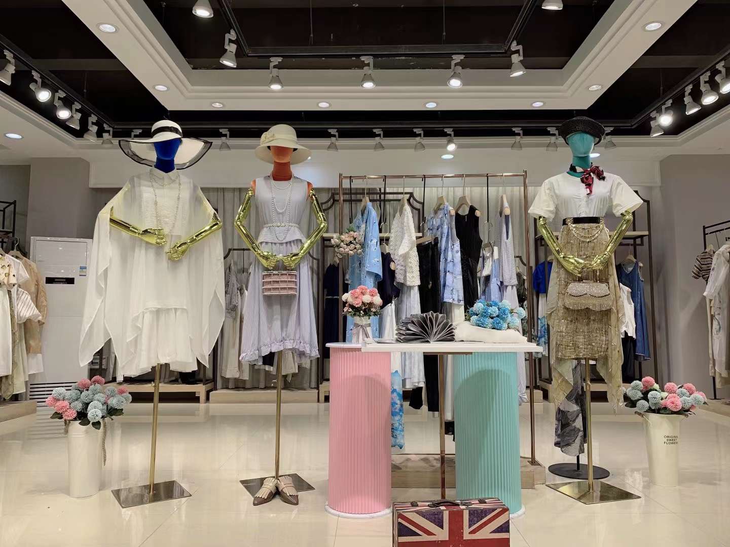 高端设计师品牌伊迪索2022品牌折扣女装尾货库存批发  女装折扣  女装尾货批发  女装库存尾货批发