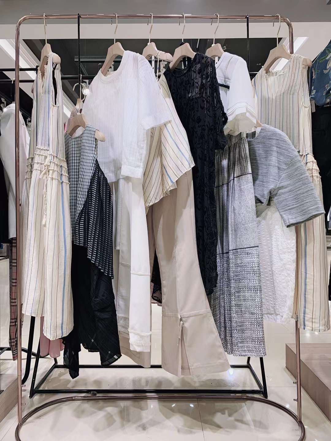 高端设计师品牌伊迪索2022品牌折扣女装尾货库存批发  女装折扣  女装尾货批发  女装库存尾货批发