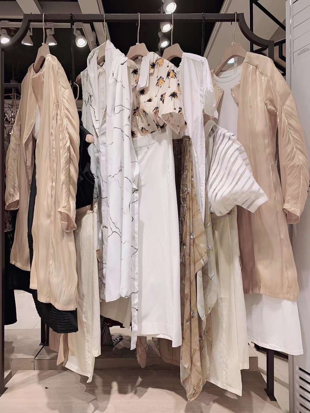 高端设计师品牌伊迪索2022品牌折扣女装尾货库存批发  女装折扣  女装尾货批发  女装库存尾货批发