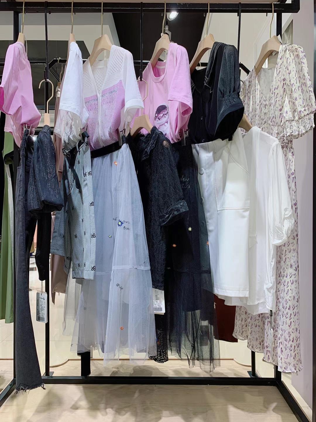 一二线大牌朗斯莉2022夏折扣女装库存尾货一手货源批发  女装折扣  女装尾货批发  女装库存尾货批发
