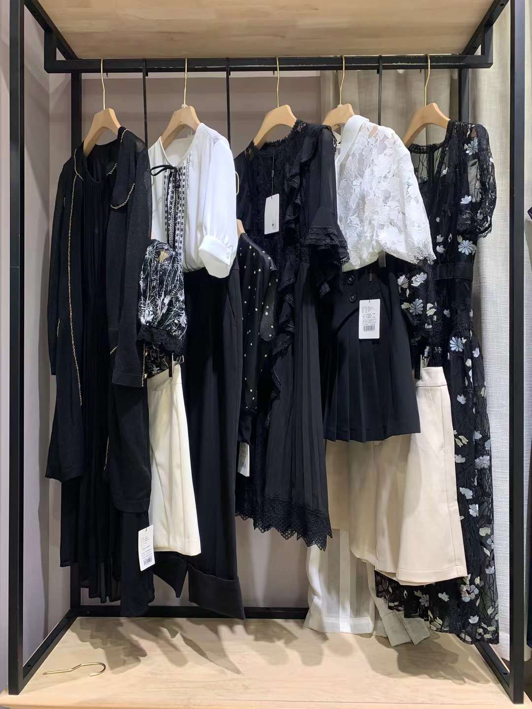 知名品牌鸢娜尔2022春夏品牌女装折扣尾货一手货源批发  女装尾货批发  女装库存尾货批发