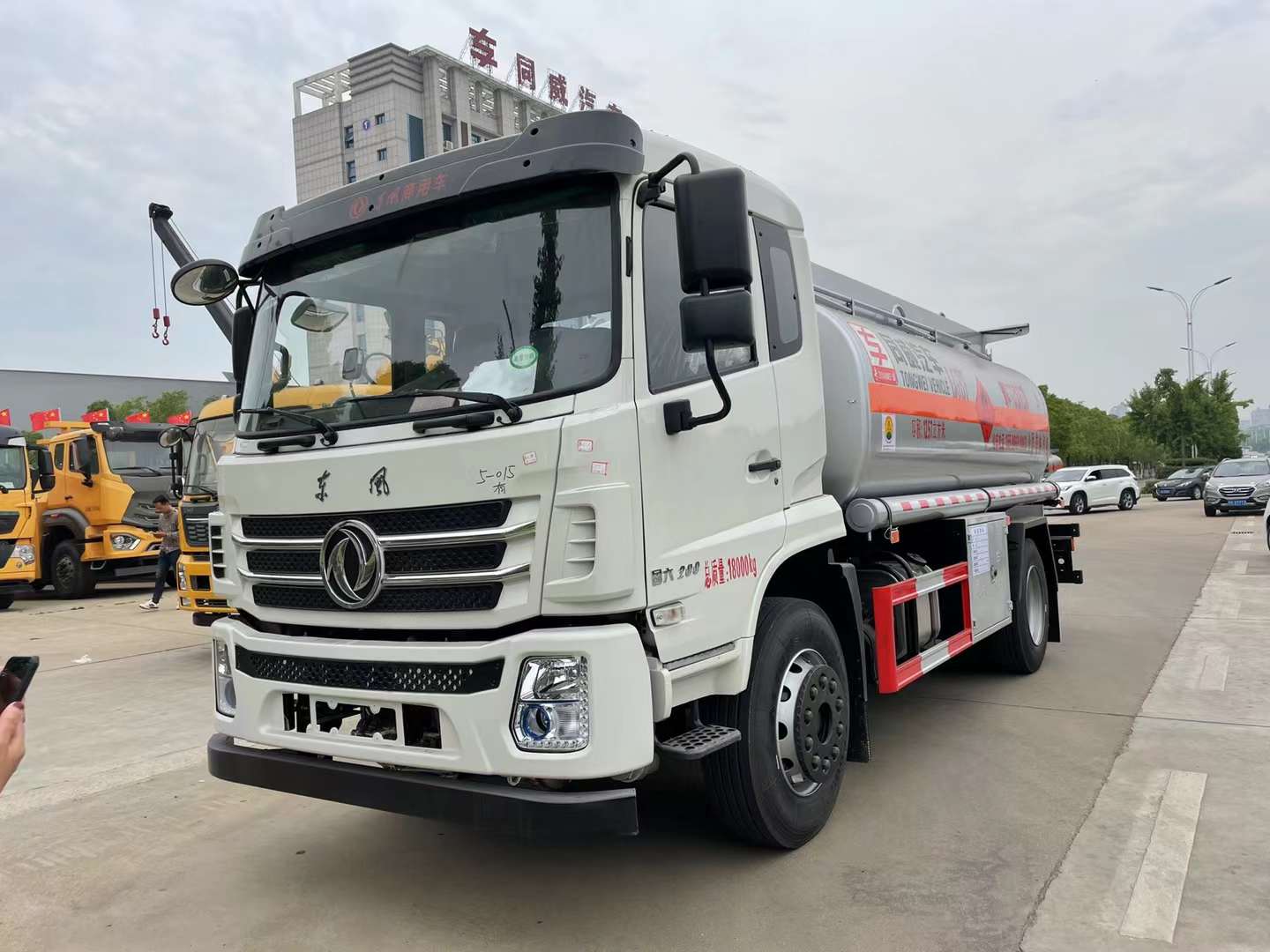 高性价比10吨油罐车 东风12.57方油罐车  国六
