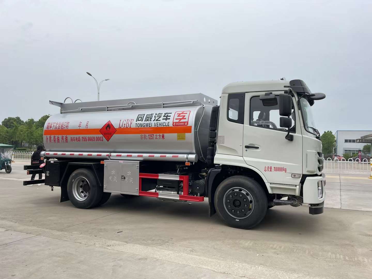 高性价比10吨油罐车 东风12.57方油罐车  国六