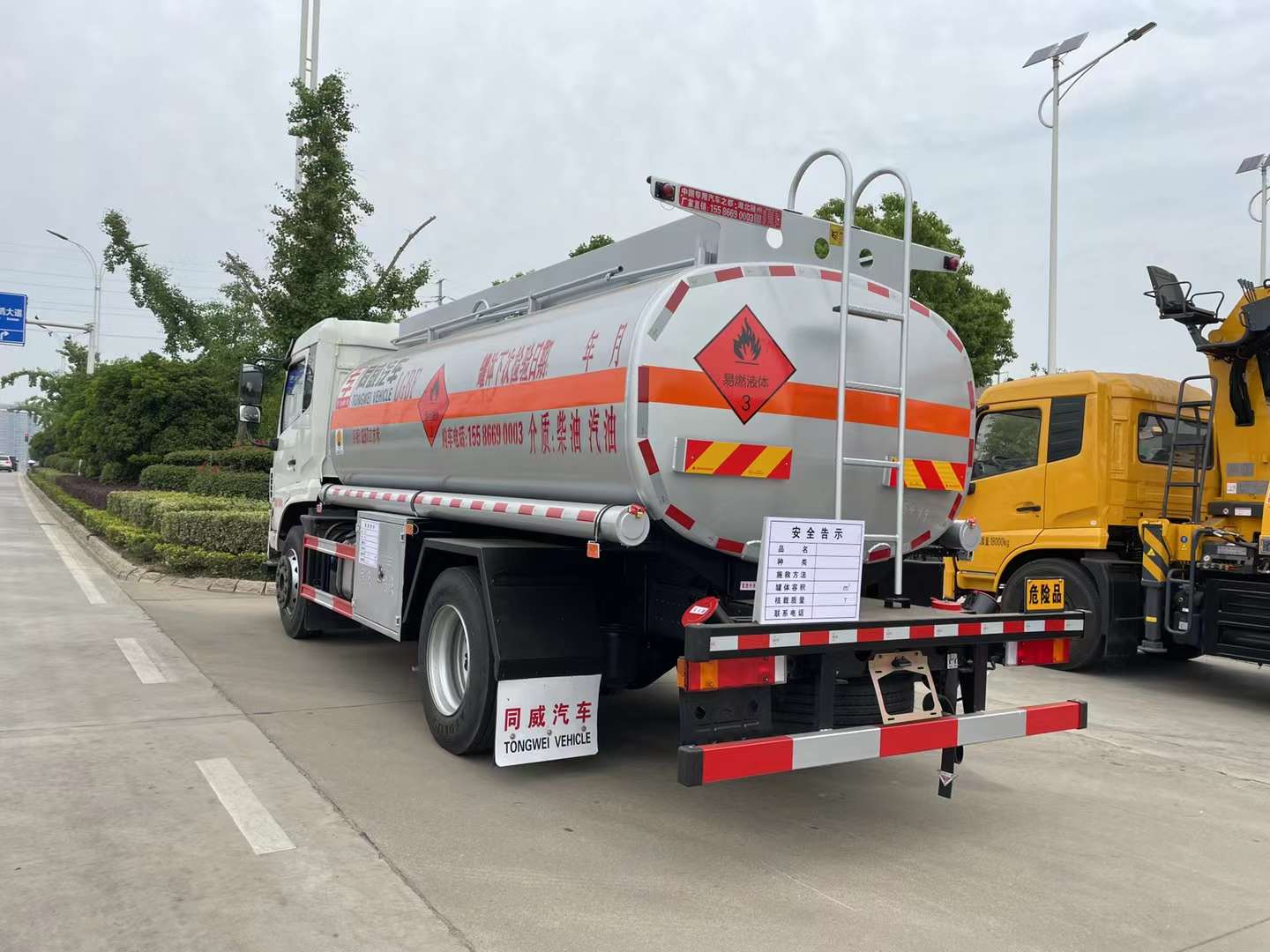 高性价比10吨油罐车 东风12.57方油罐车  国六