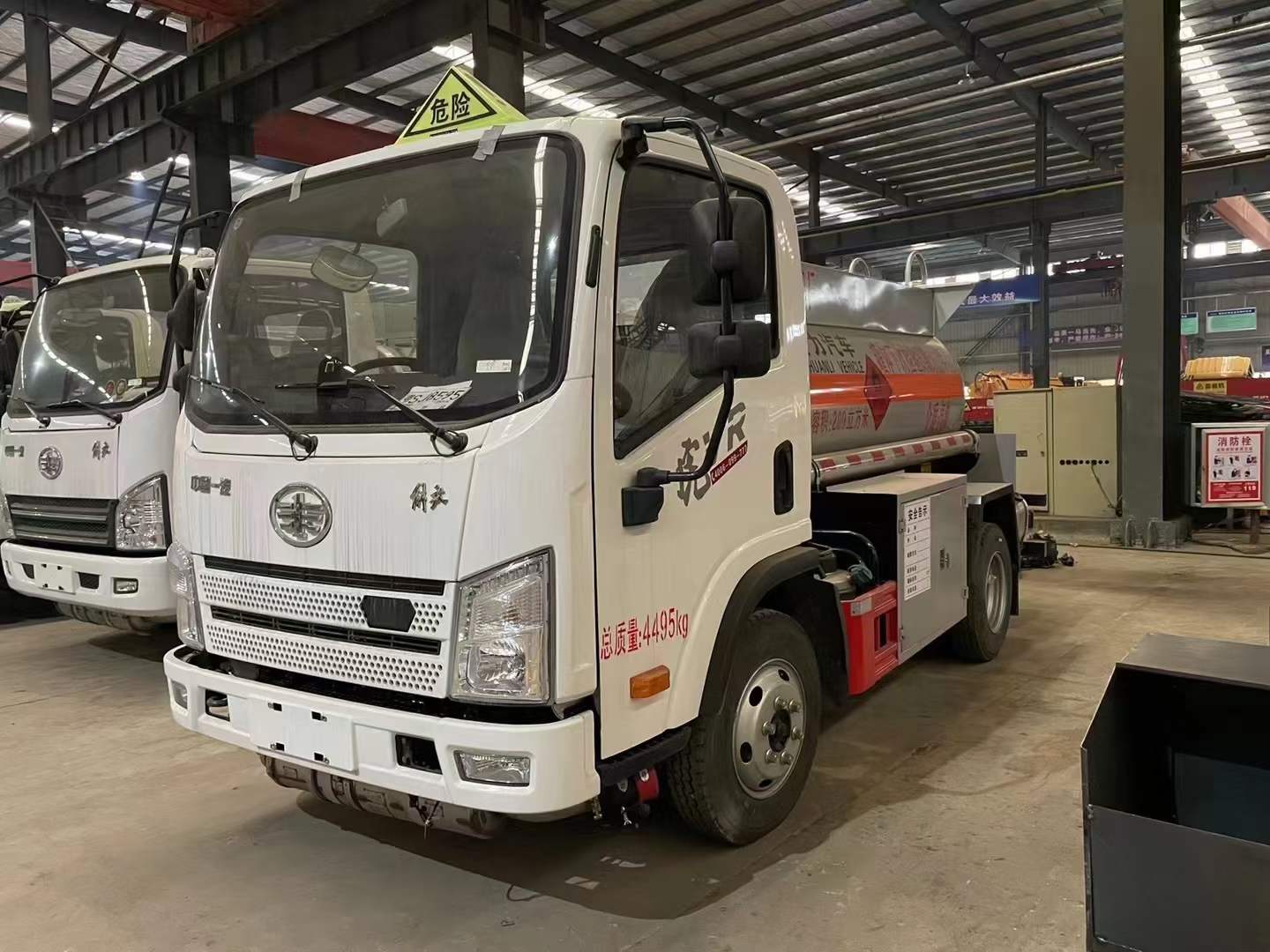 解放蓝牌油罐车现车，特价销售，欢迎来电  国六