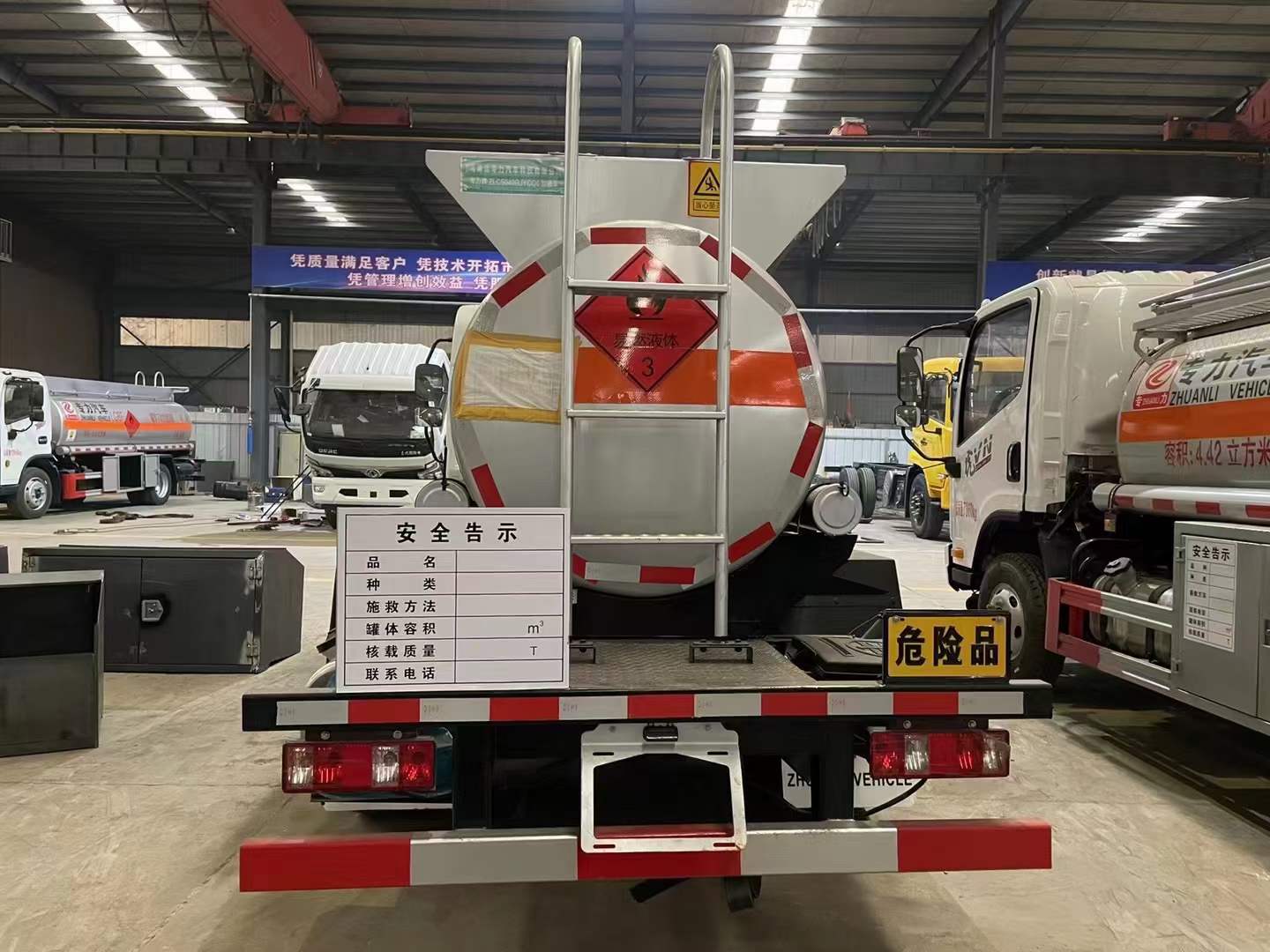 解放蓝牌油罐车现车，特价销售，欢迎来电  国六
