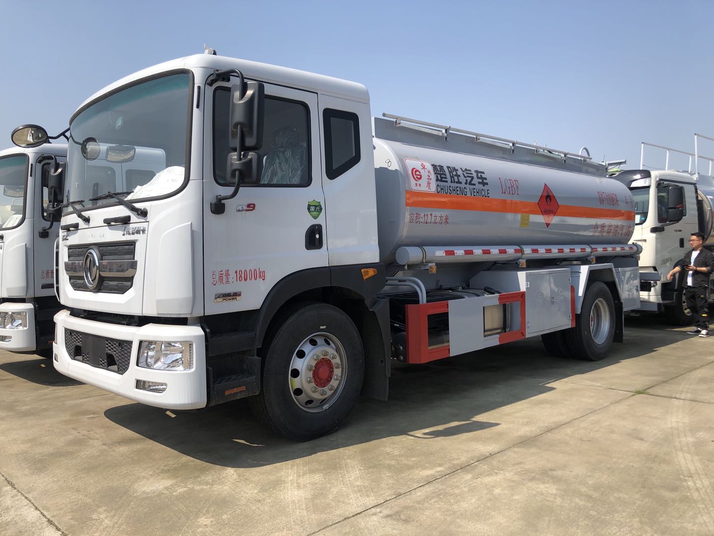 楚胜东风D9 12.7方油罐车配置  国六