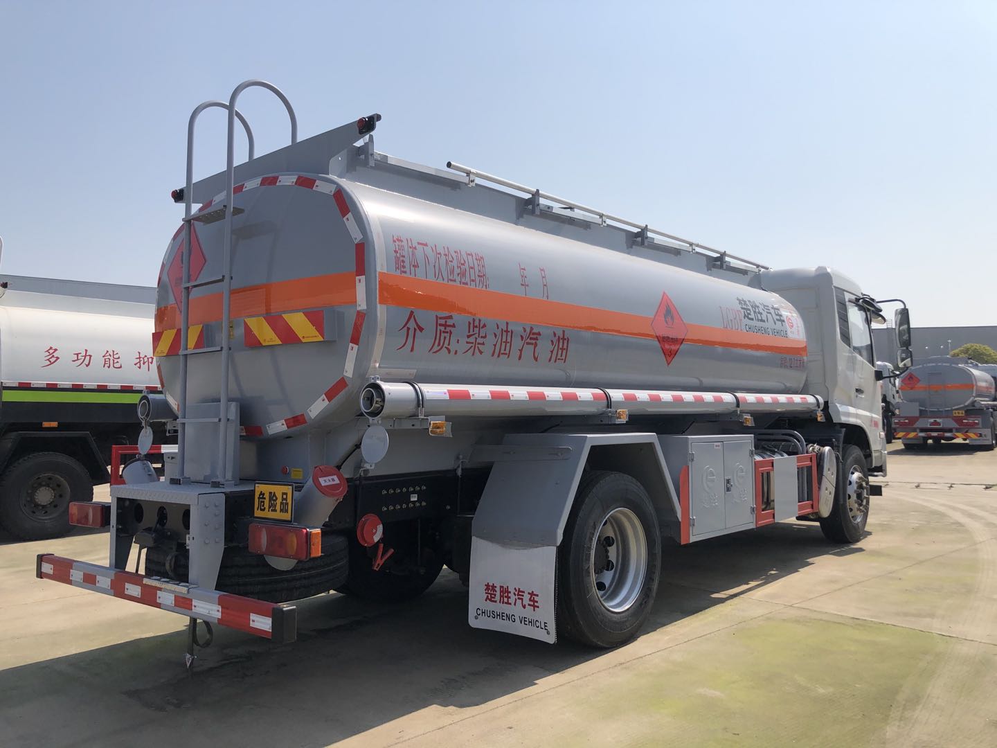 楚胜东风D9 12.7方油罐车配置  国六
