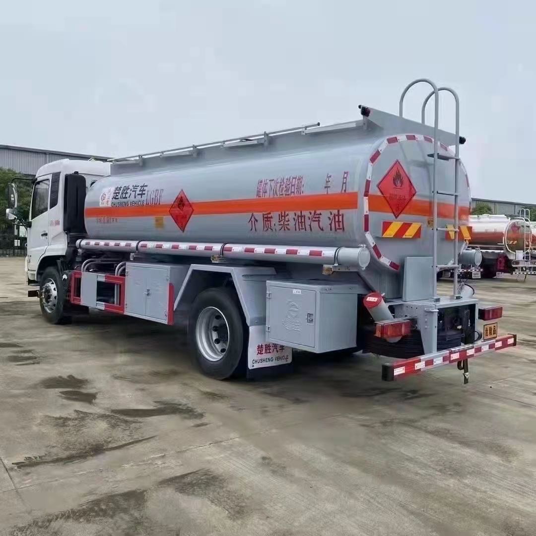 国六东风天锦油罐车12.65方配置