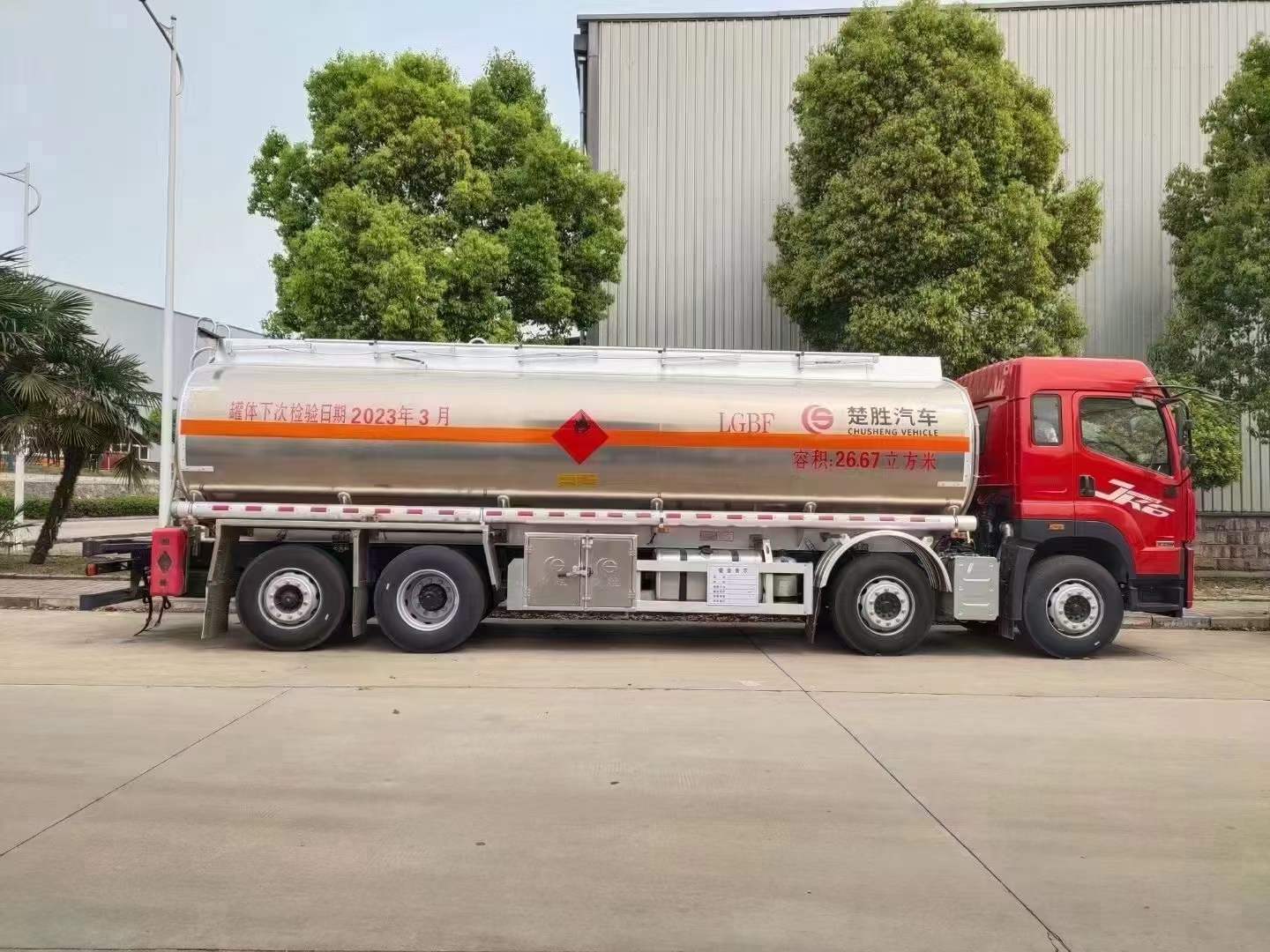 解放牌前四后八国六铝合金运油车  油罐车