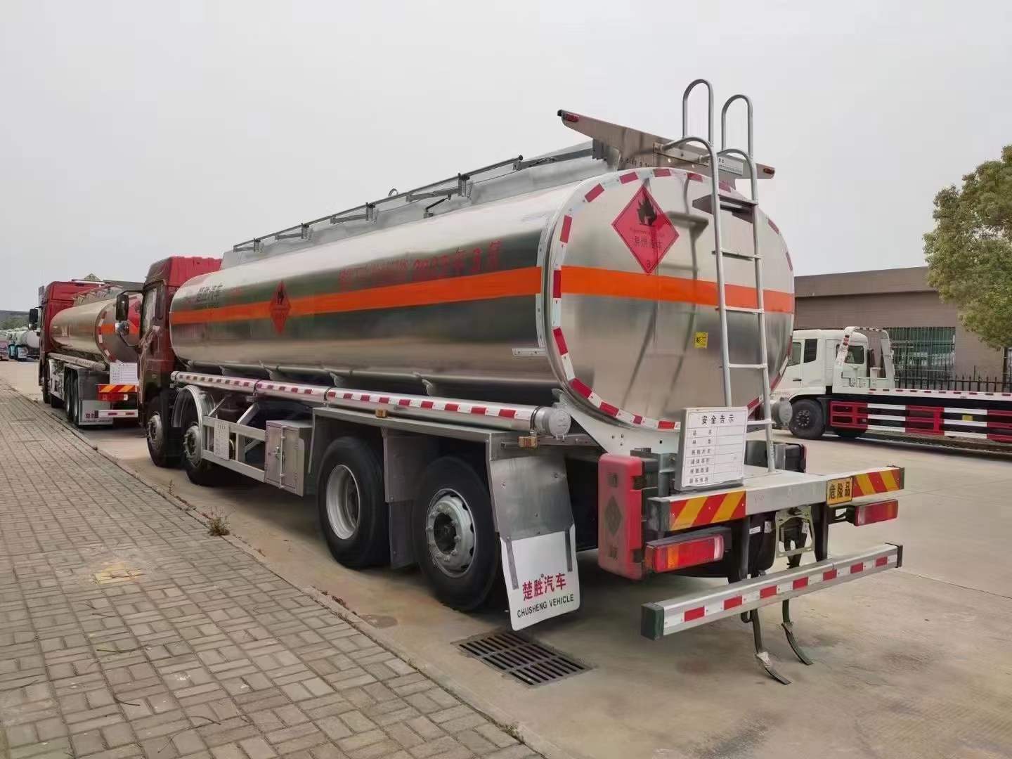 解放牌前四后八国六铝合金运油车  油罐车