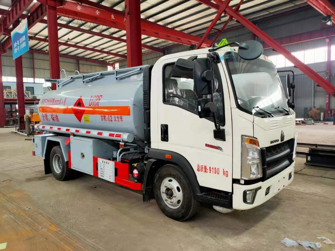 国六重汽沃豪??轻卡6.2方油罐车