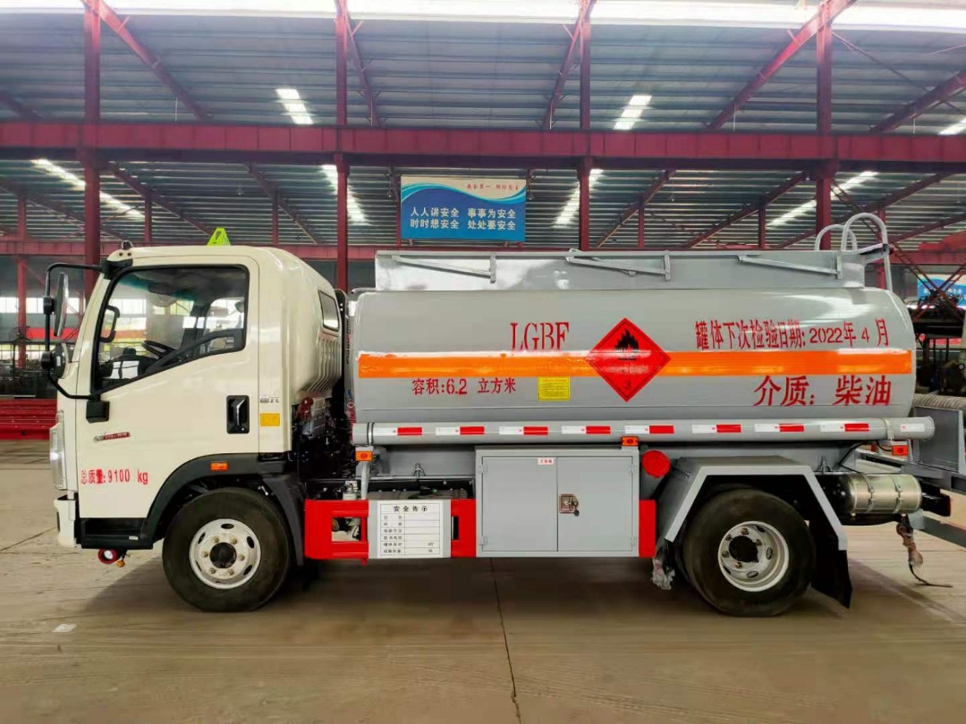 国六重汽沃豪??轻卡6.2方油罐车