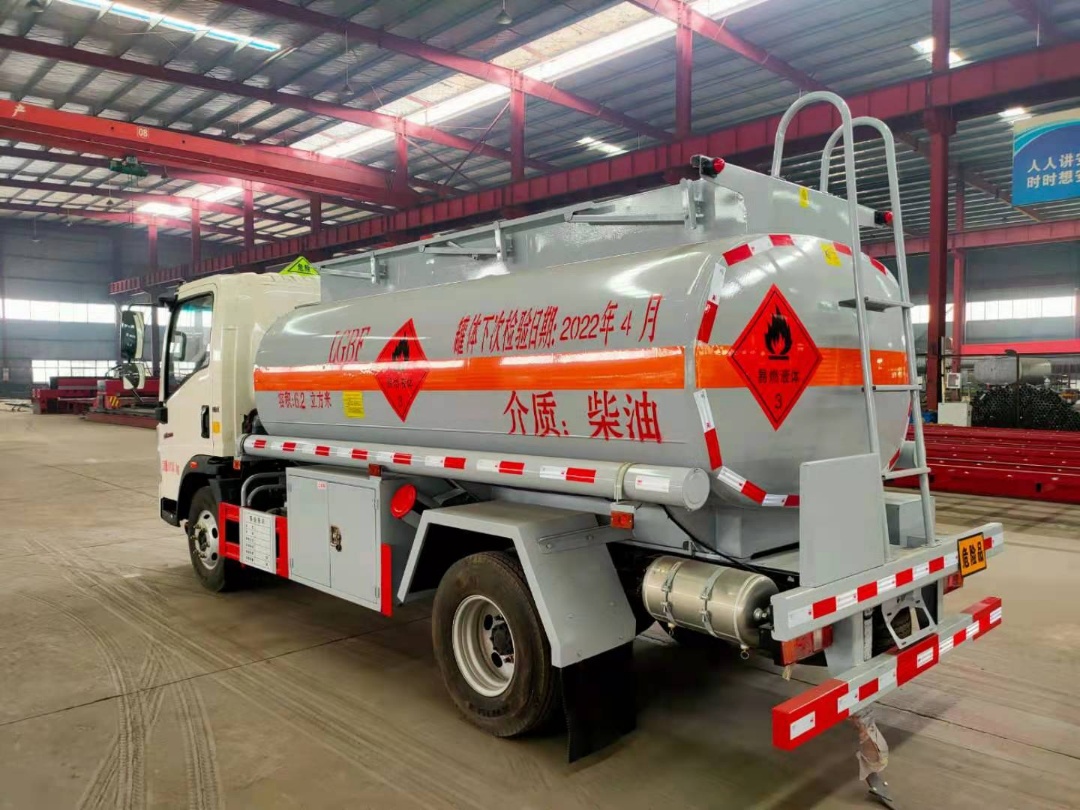 国六重汽沃豪??轻卡6.2方油罐车