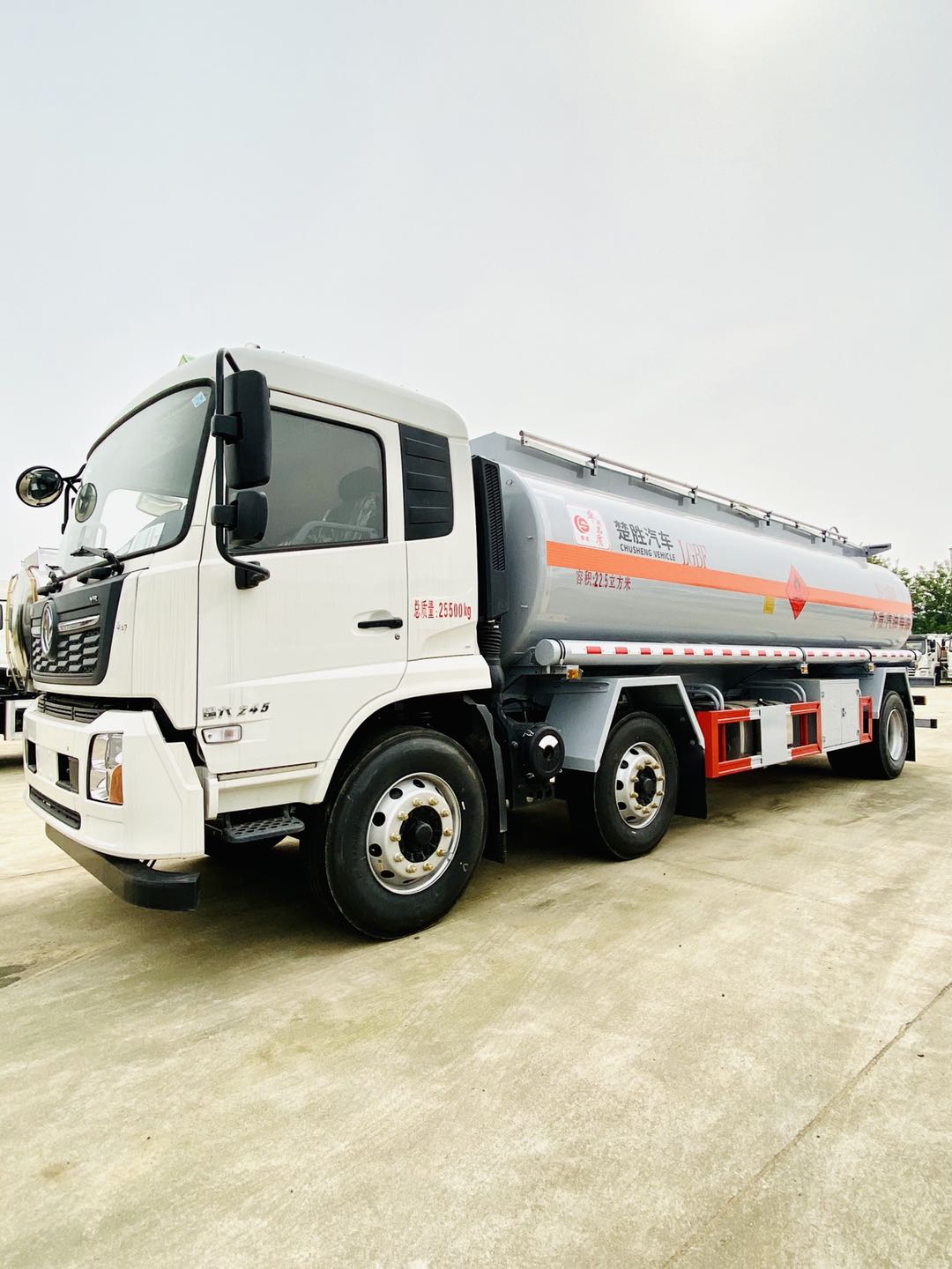 楚胜国六东风天锦22.5方小三轴运油车  油罐车