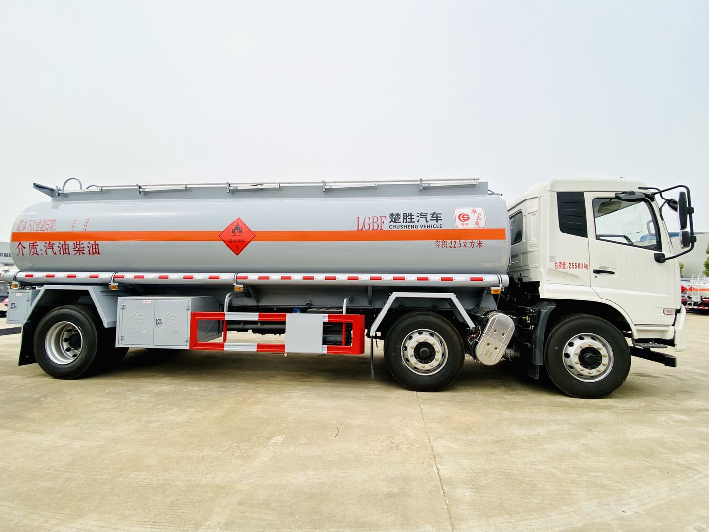 楚胜国六东风天锦22.5方小三轴运油车  油罐车