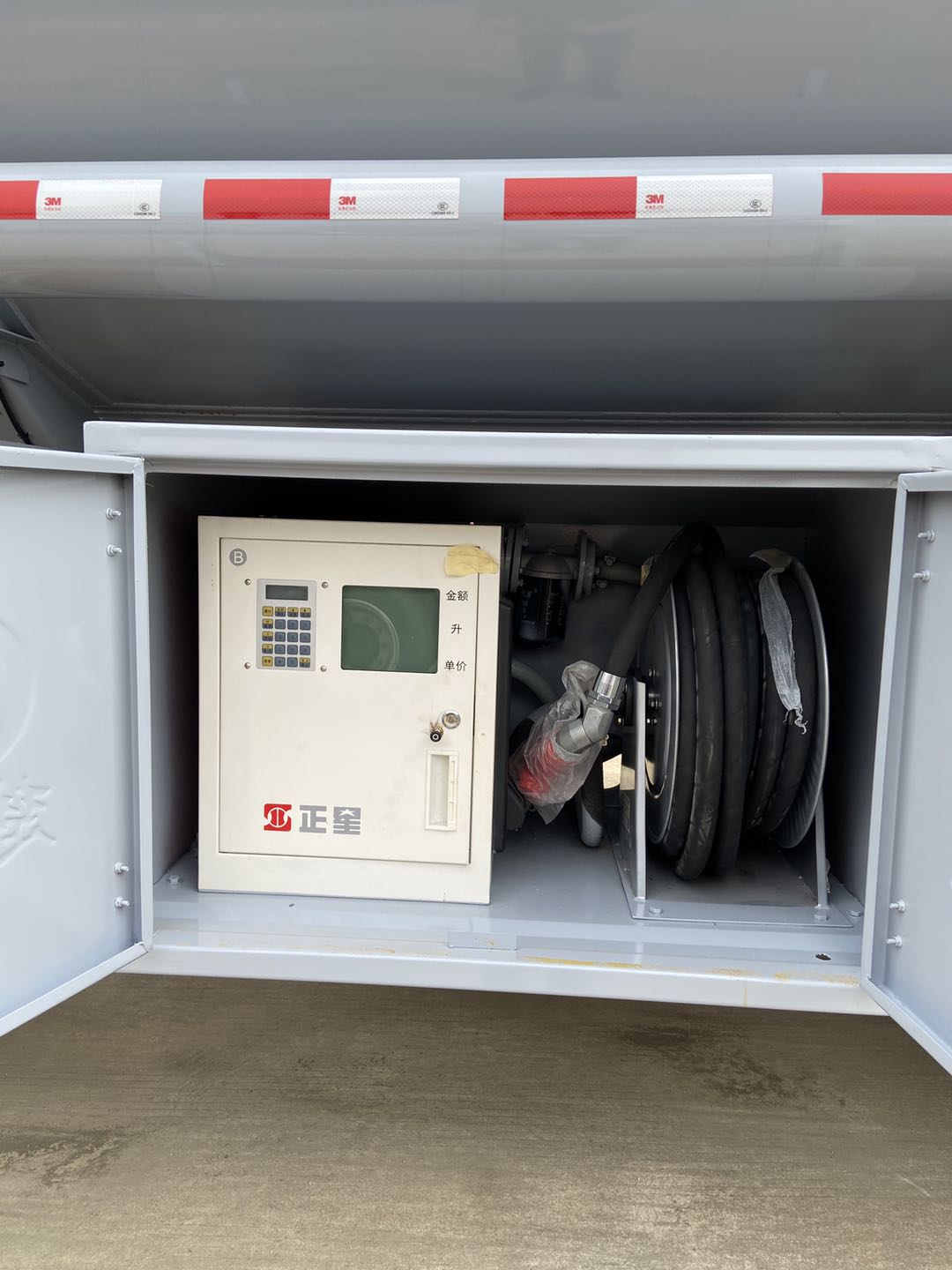 楚胜国六东风天锦22.5方小三轴运油车  油罐车