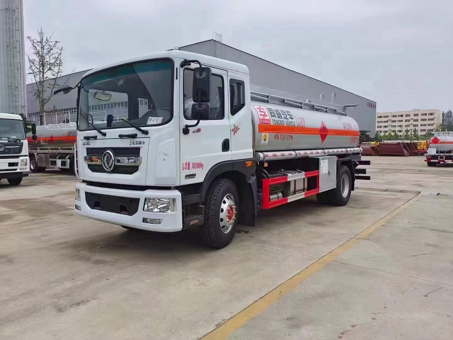 国六东风D9 12.65方加油车