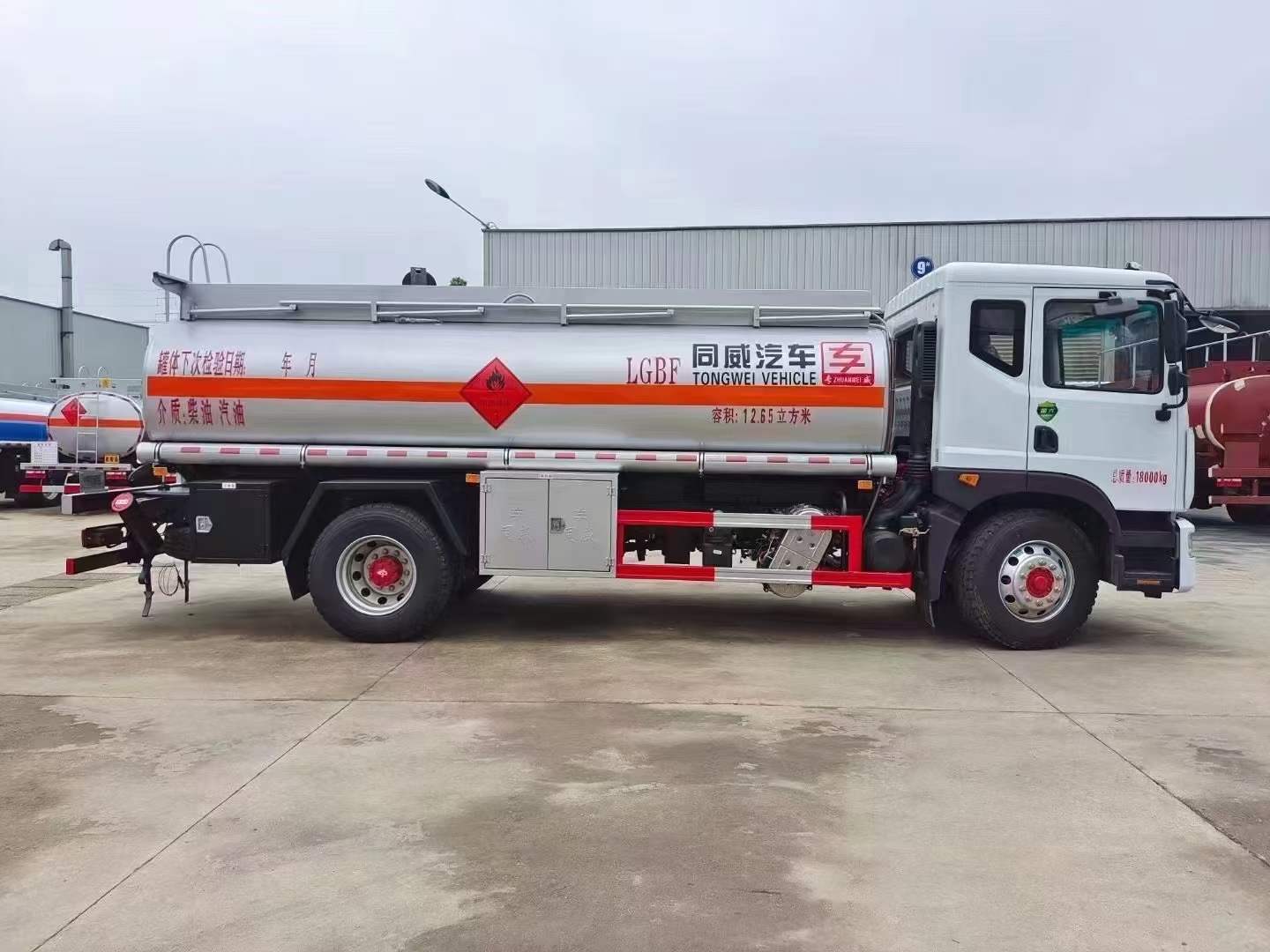 国六东风D9 12.65方加油车