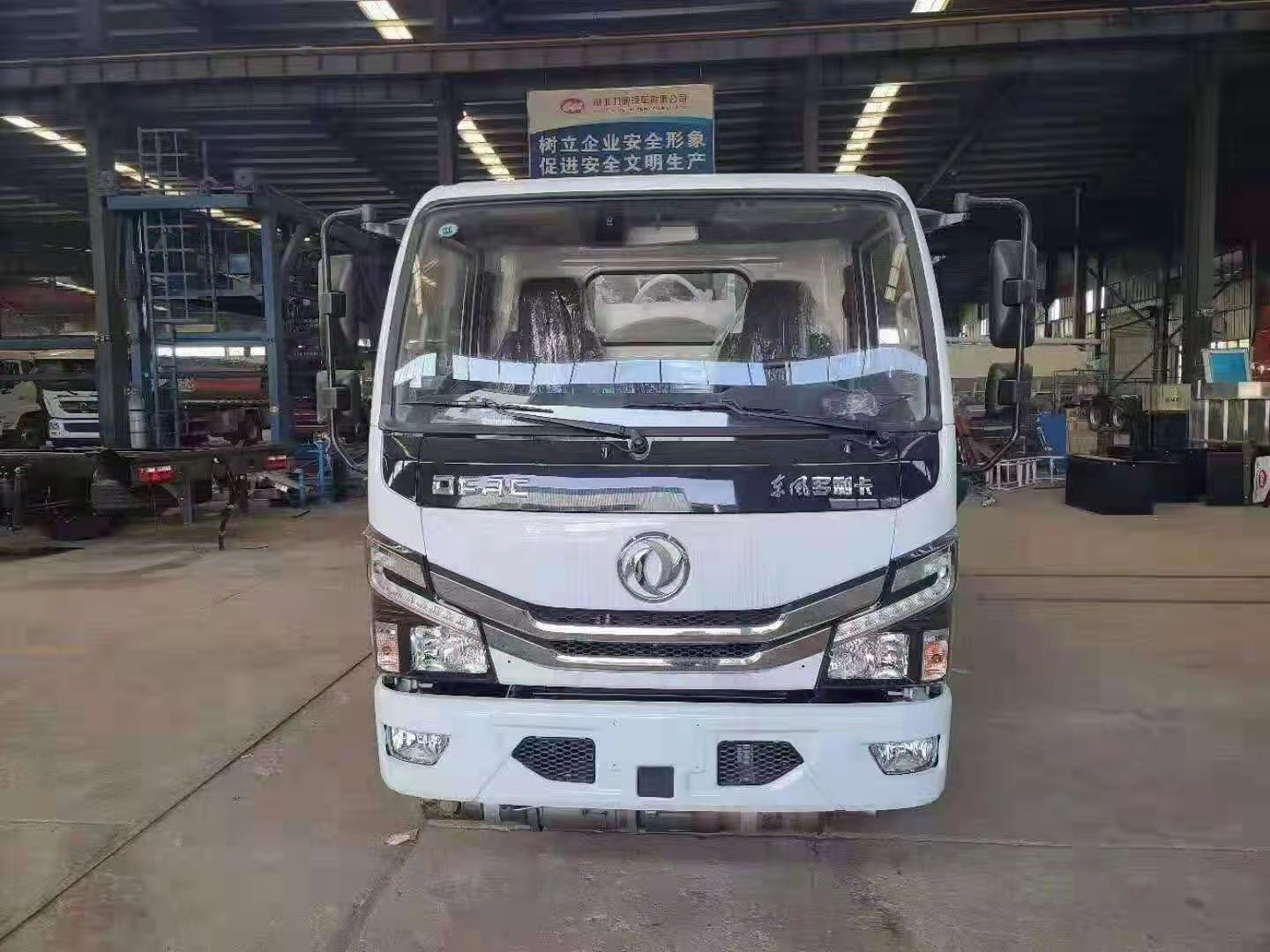 国六东风蓝牌2.12方加油车 C证可开的油罐车