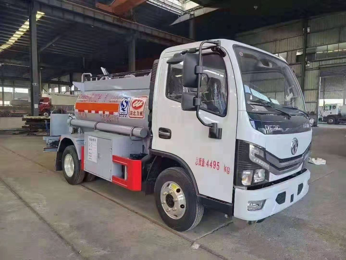 国六东风蓝牌2.12方加油车 C证可开的油罐车