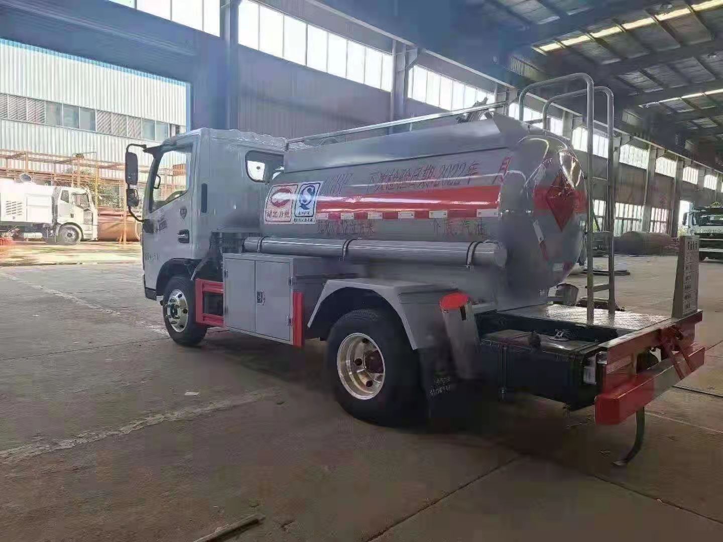 国六东风蓝牌2.12方加油车 C证可开的油罐车
