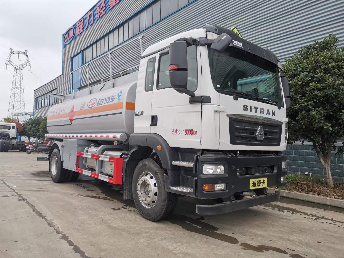 重汽汕德卡单桥国六加油车